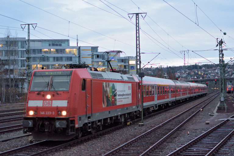 146 223 mit RE 19074 bei km 15,6 (Dezember 2015)