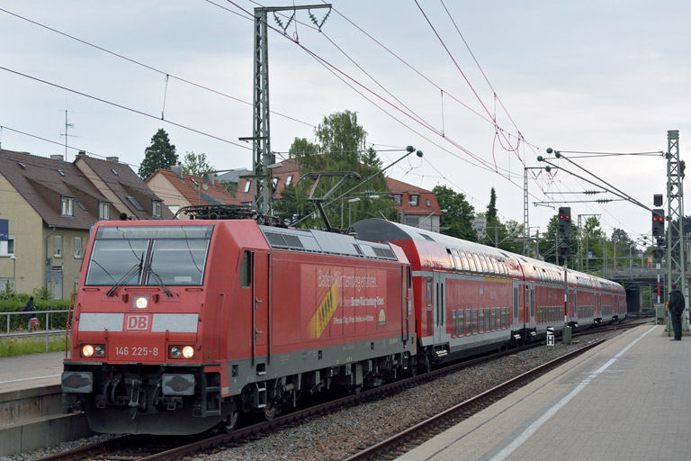146 225 mit RE 19047 bei km 15,6 (Juni 2015)