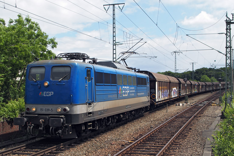 151 039 mit DGS 75940 bei km 16,8 (Juni 2015)