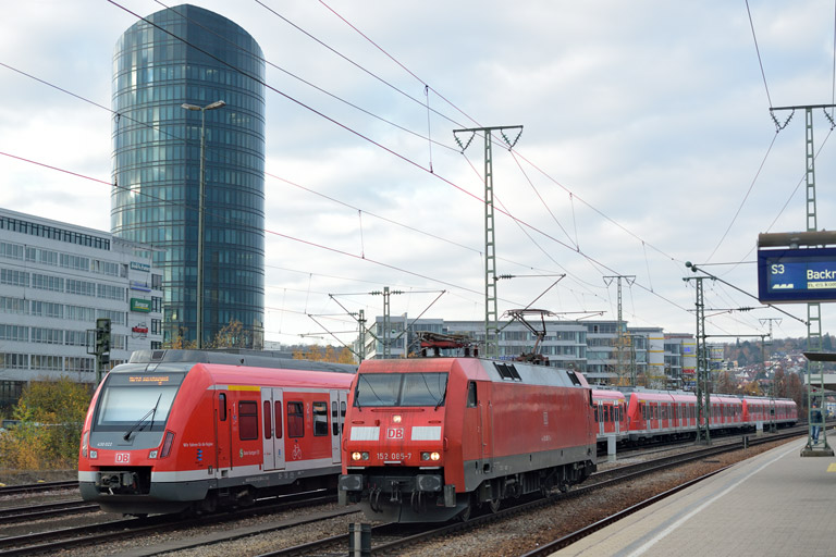 152 085 als T 66699 und 430 022 bei km 15,6 (November 2015)