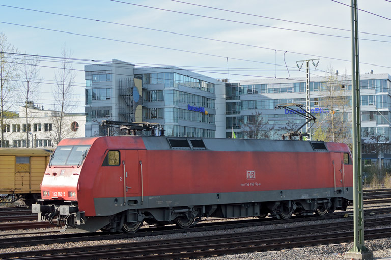 152 166 als T 66699 bei km 15,8 (April 2015)