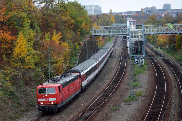 181 209 mit IC 281 bei km 14,4 (Oktober 2015)