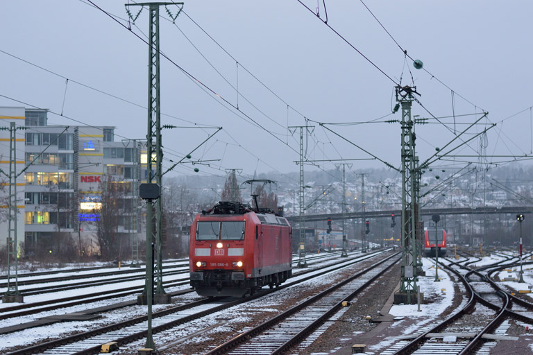 185 086 als T 66699 bei km 15,8 (Januar 2015)