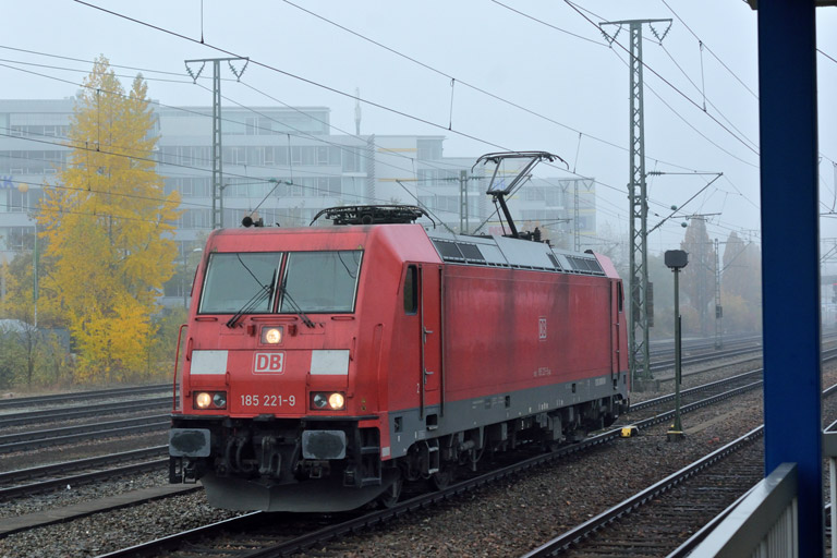 185 221 als T 66699 bei km 15,6 (Oktober 2015)