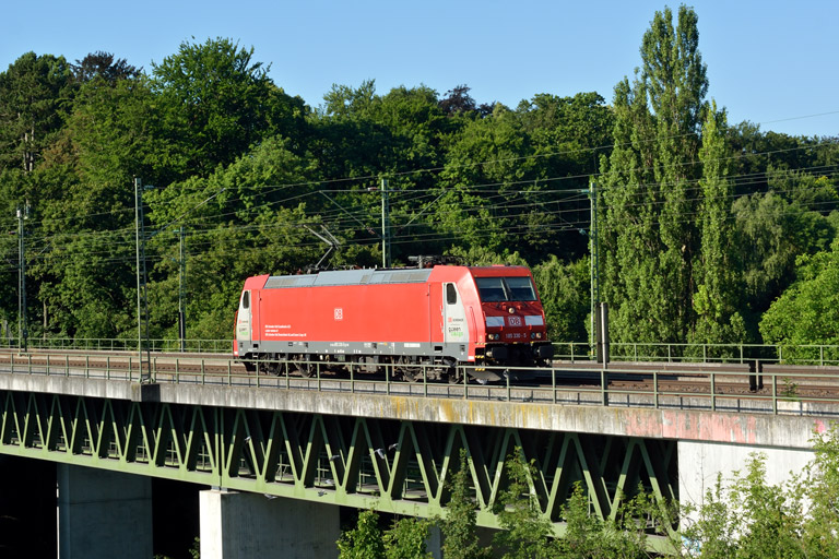 185 330 als T 66699 bei km 14,6 (Juli 2015)