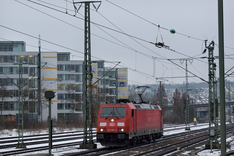 185 380 als T 66699 bei km 15,8 (Februar 2015)