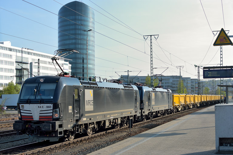 193 860 und 193 871 bei km 15,6 (April 2015)