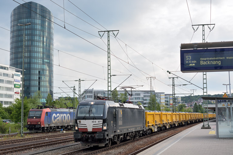 193 871 mit Bauz 83974 und SBB 482 013 bei km 15,6 (Mai 2015)
