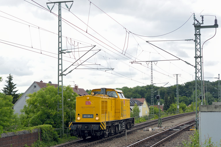 203 309 als Tfzf(N) 82988 bei km 16,8 (Juni 2015)