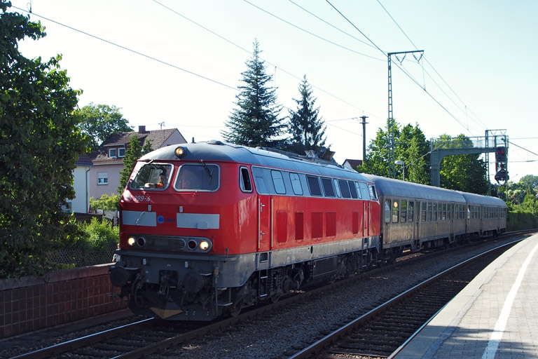 218 399 mit DLr 13486 bei km 16,8 (Juli 2015)