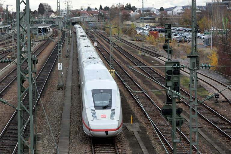 Baureihe 412 (Tz 9002) bei km 15,8 (November 2015)
