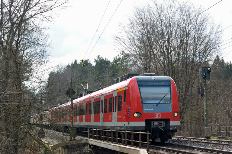 423 001 als S1 bei km 18,4 (April 2015)