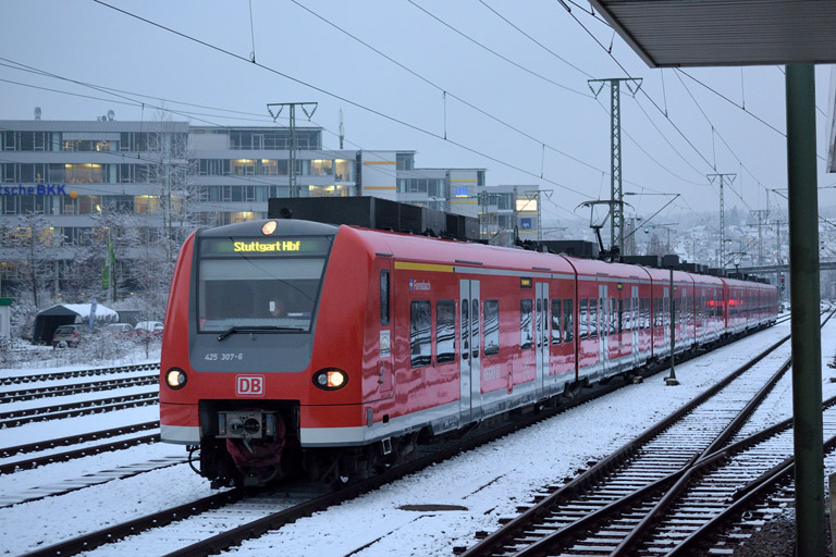 425 307 als RE 19082 bei km 15,8 (Januar 2015)
