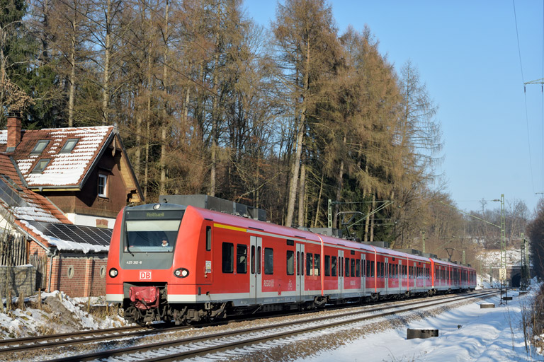 425 312 als RE 19091 bei km 18,2 (Februar 2015)