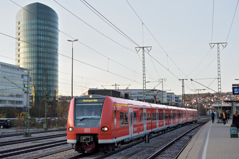 425 313 und 426 009 als RE 19082 bei km 15,6 (Dezember 2015)