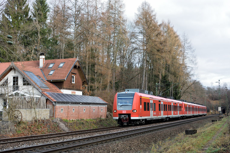 426 009 und BR 425 als RE 19087/19587 bei km 18,2 (Dezember 2015)