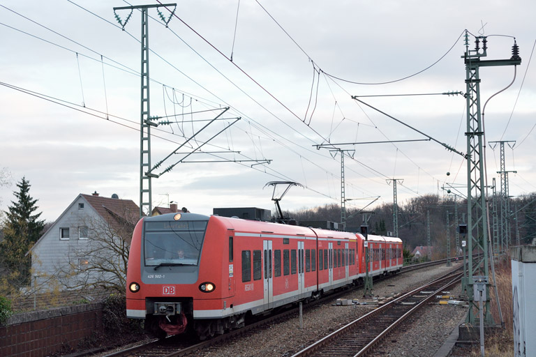 426 502 und 426 014 als Lt 72904 bei km 16,8 (Dezember 2015)