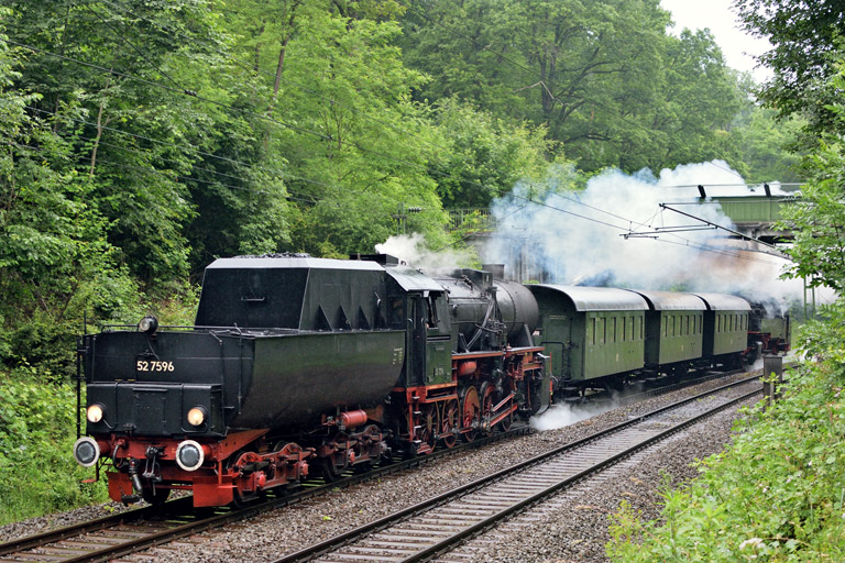 52 7596 und 86 333 mit Dbz 83269 bei km 11,6 (Juni 2015)