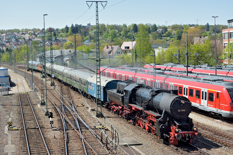 52 7596 mit DLr 61453 bei km 16,0 (April 2015)