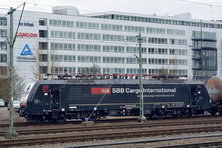 ES 64 F4-083 bei km 15,6 (Januar 2015)