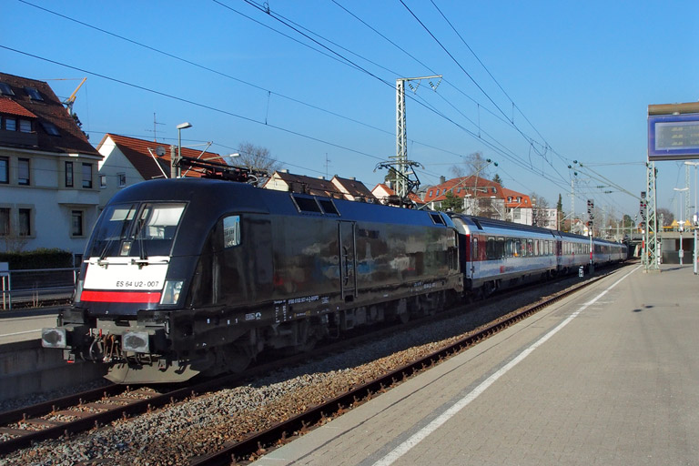 ES 64 U2-007 mit IC 281 bei km 15,6 (M&auml;rz 2015)