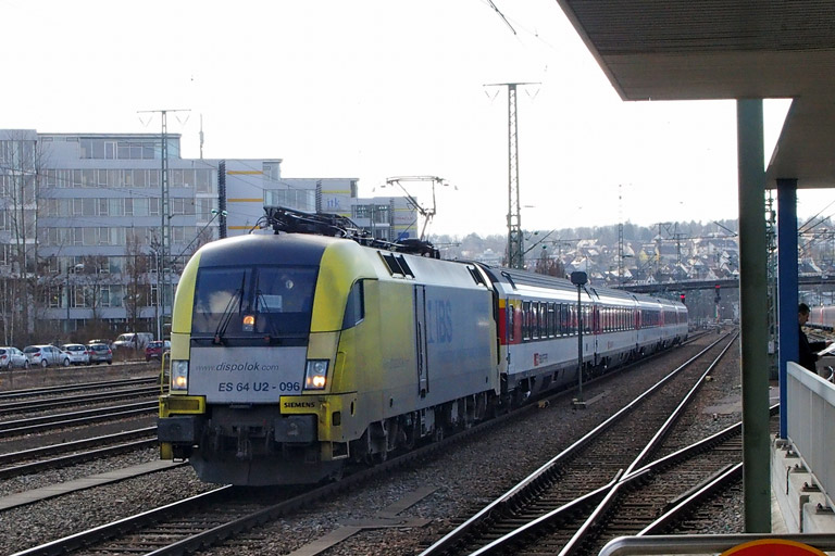 ES 64 U2-096 mit IC 280 bei km 15,8 (M&auml;rz 2015)