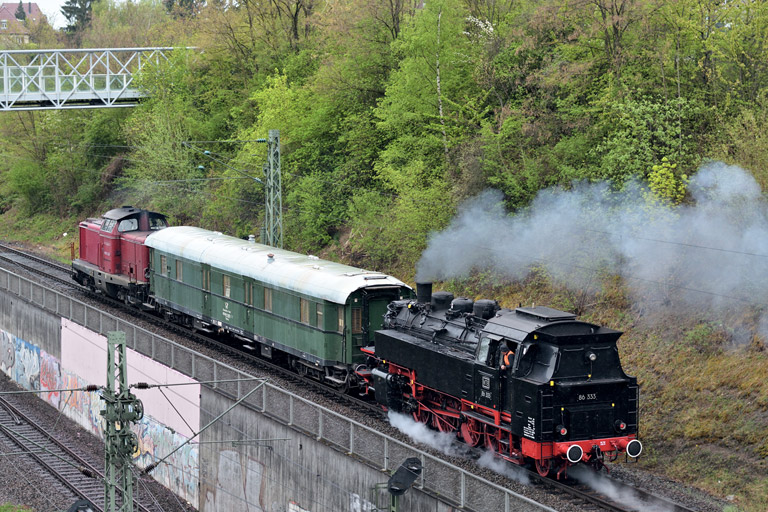 V100 2335 und 86 333 mit Tfzf(D) 81420 bei km 14,0 (April 2015)