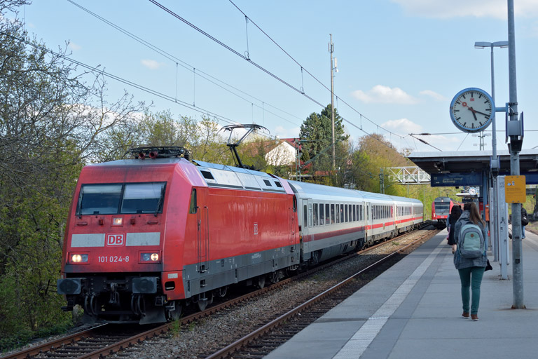 101 024 mit IC 934 bei km 14,2 (April 2016)