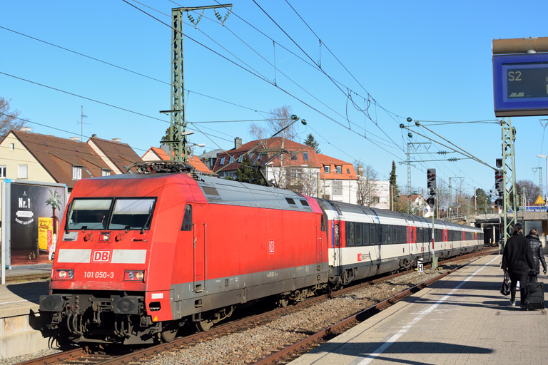 101 050 mit IC 185 bei km 15,6 (Januar 2016)