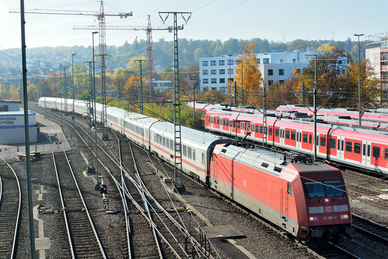 101 062 mit IC 2570 bei km 16,0 (Oktober 2016)