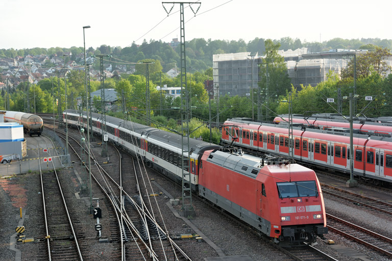 101 071 mit IC 182 bei km 16,0 (Mai 2016)