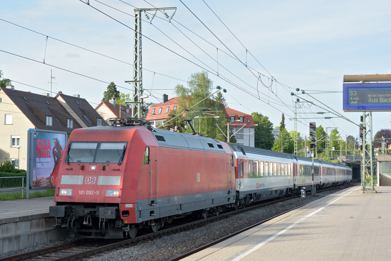 101 092 mit IC 283 bei km 15,6 (Mai 2016)