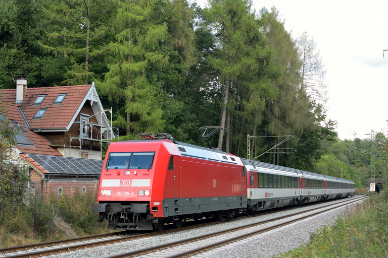 101 095 mit IC 281 bei km 18,2 (Oktober 2016)