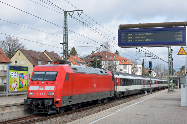101 118 mit IC 185 bei km 15,6 (M&auml;rz 2016)