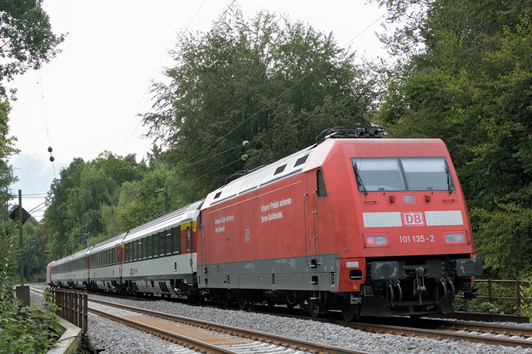 101 135 mit IC 2551 bei km 18,4 (September 2016)