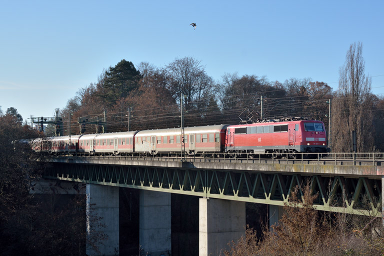 111 021 mit RE 19032 bei km 14,6 (Dezember 2016)