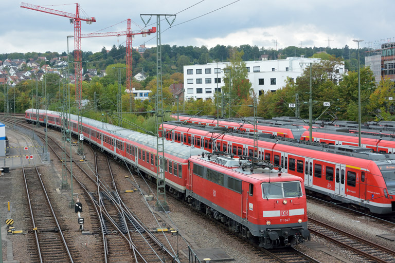111 047 mit RE 19036 bei km 16,0 (Oktober 2016)