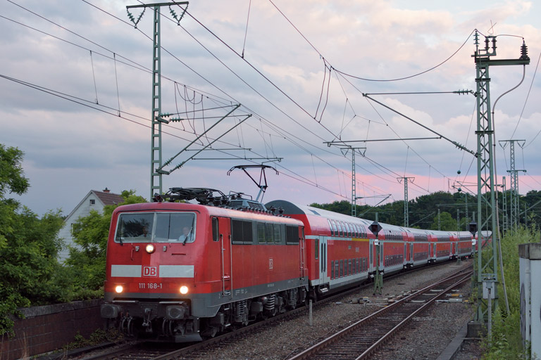 111 168 mit RE 19006 bei km 16,8 (Juni 2016)