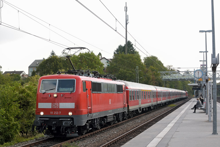 111 212 mit RE 19034 bei km 14,2 (Oktober 2016)