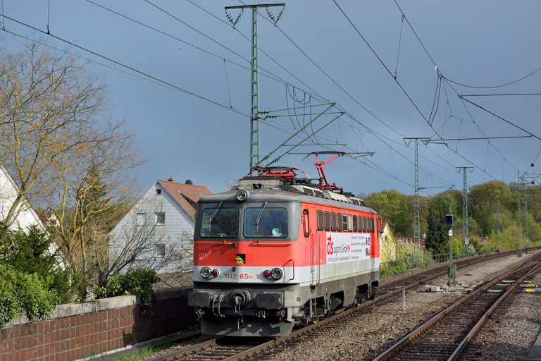 1142 654 als Tfzf 91719 bei km 16,8 (April 2016)