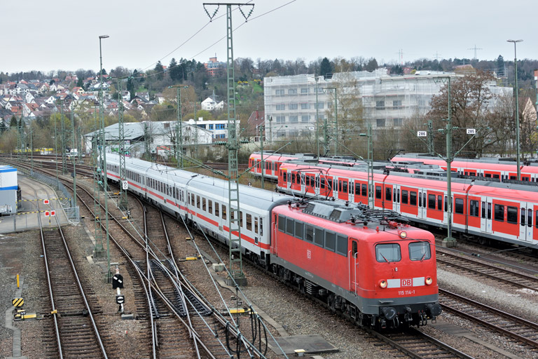 115 114 mit IC 836 bei km 16,0 (April 2016)