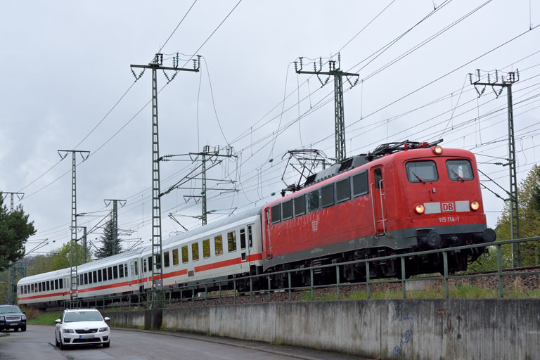 115 114 mit IC 934 bei km 16,6 (April 2016)