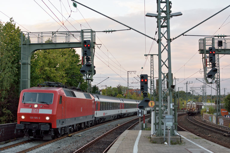120 105 mit IC 283 bei km 16,6 (Oktober 2016)