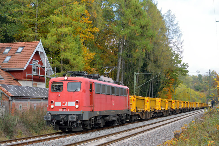 140 855 mit Bauz 25058 bei km 18,2 (Oktober 2016)