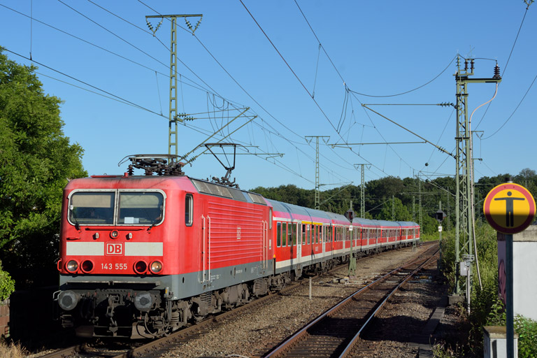 143 555 mit RE 19040 bei km 16,8 (Juni 2016)