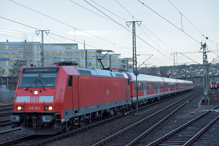 146 208 mit RE 19074 bei km 15,6 (Januar 2016)