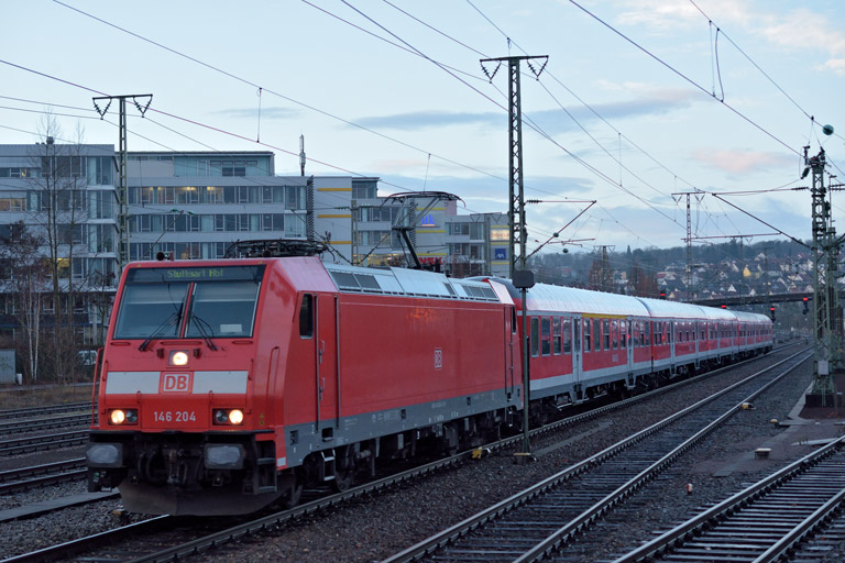 146 204 mit RE 19074 bei km 15,6 (Januar 2016)