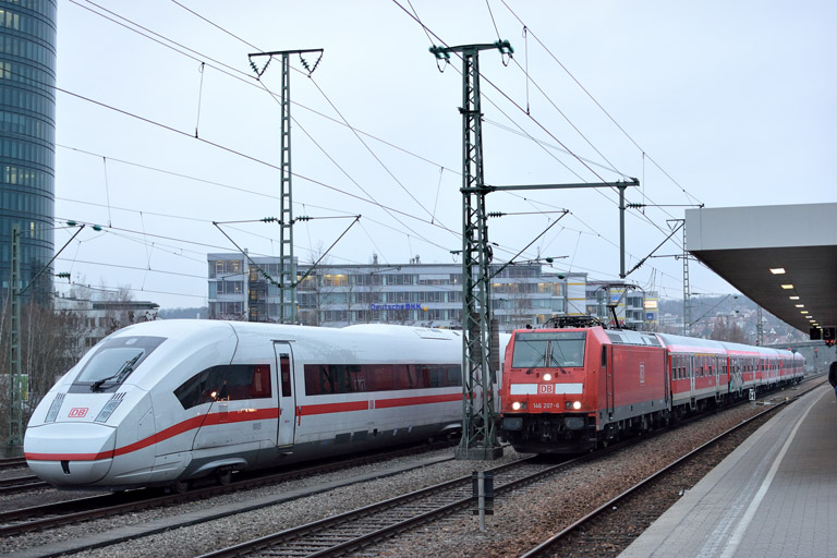 146 207 mit RE 19074 und Baureihe 412 (Tz 9005) bei km 15,6 (Februar 2016)