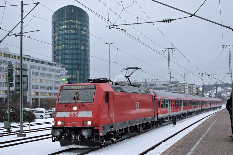 146 207 mit RE 19074 bei km 15,6 (Januar 2016)
