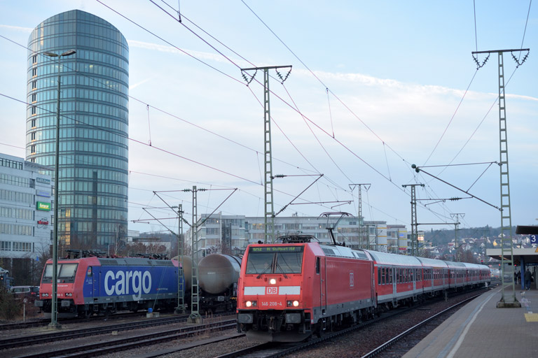 146 208 mit RE 19074 und 482 008 bei km 15,6 (Januar 2016)
